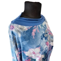 Niebieska bluzka kimono z marszczonym dekoltem - wzór w kwiaty